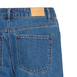 Nærbillede af baglomme og Pulz Jeans-mærke på linningen af blå Bridget shorts