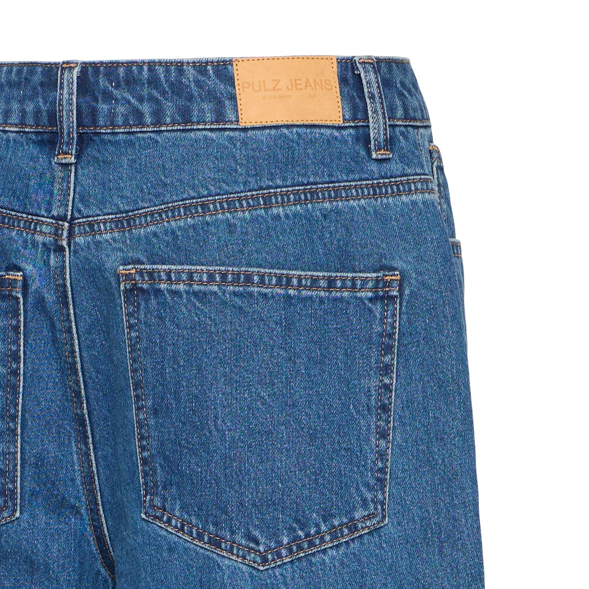 Nærbillede af baglomme og Pulz Jeans-mærke på linningen af blå Bridget shorts