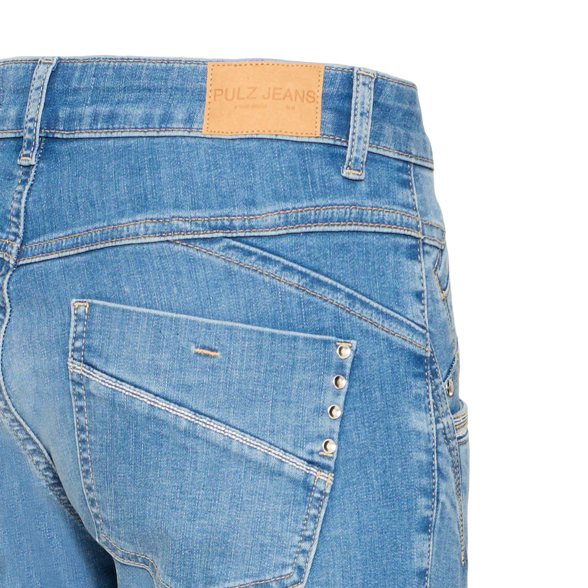 Nærbillede bagfra af lyseblå jeans med Pulz Jeans-mærke ved linningen og nitter på baglommen