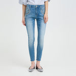 Model i lyseblå skinny jeans fra Pulz set forfra, stylet med stribet skjorte