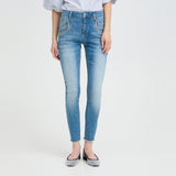Model i lyseblå skinny jeans fra Pulz set forfra, stylet med stribet skjorte
