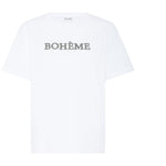 Hvid t-shirt fra Pulz med broderet grågrøn BOHÈME-skrift, set forfra