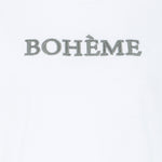 Nærbillede af den broderede grågrønne BOHÈME-skrift på hvid t-shirt