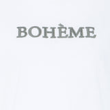Nærbillede af den broderede grågrønne BOHÈME-skrift på hvid t-shirt