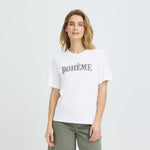 Model i hvid ChelSea t-shirt med BOHÈME-broderi, set forfra