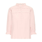 Orange bluse Daria fra Pulz i Peach Whip forfra med høj flæsekrave, hulbroderi og knapper foran