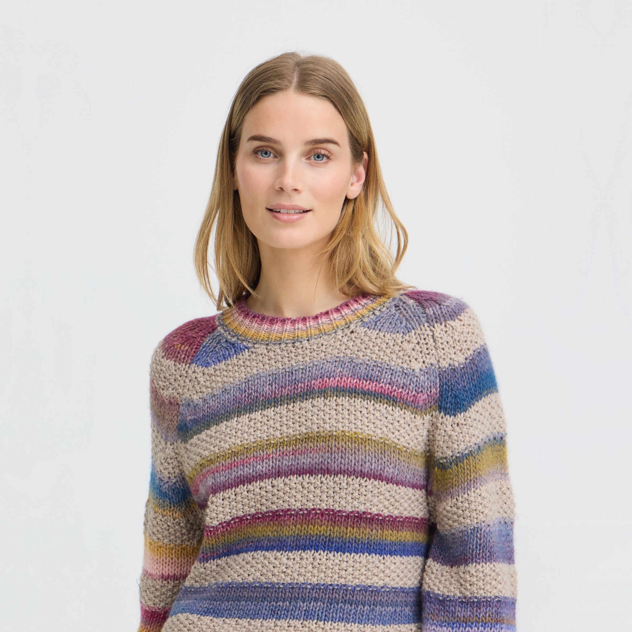 Model i flerfarvet stribet Dora pullover fra Pulz med striber i beige, blå og rosa