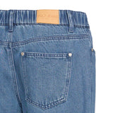Nærbillede af baglomme, elastik i linningen og brunt PULZ JEANS-mærke på blå jeans