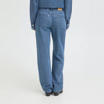 Model i blå jeans fra Pulz set bagfra med lige, vide ben og baglommer