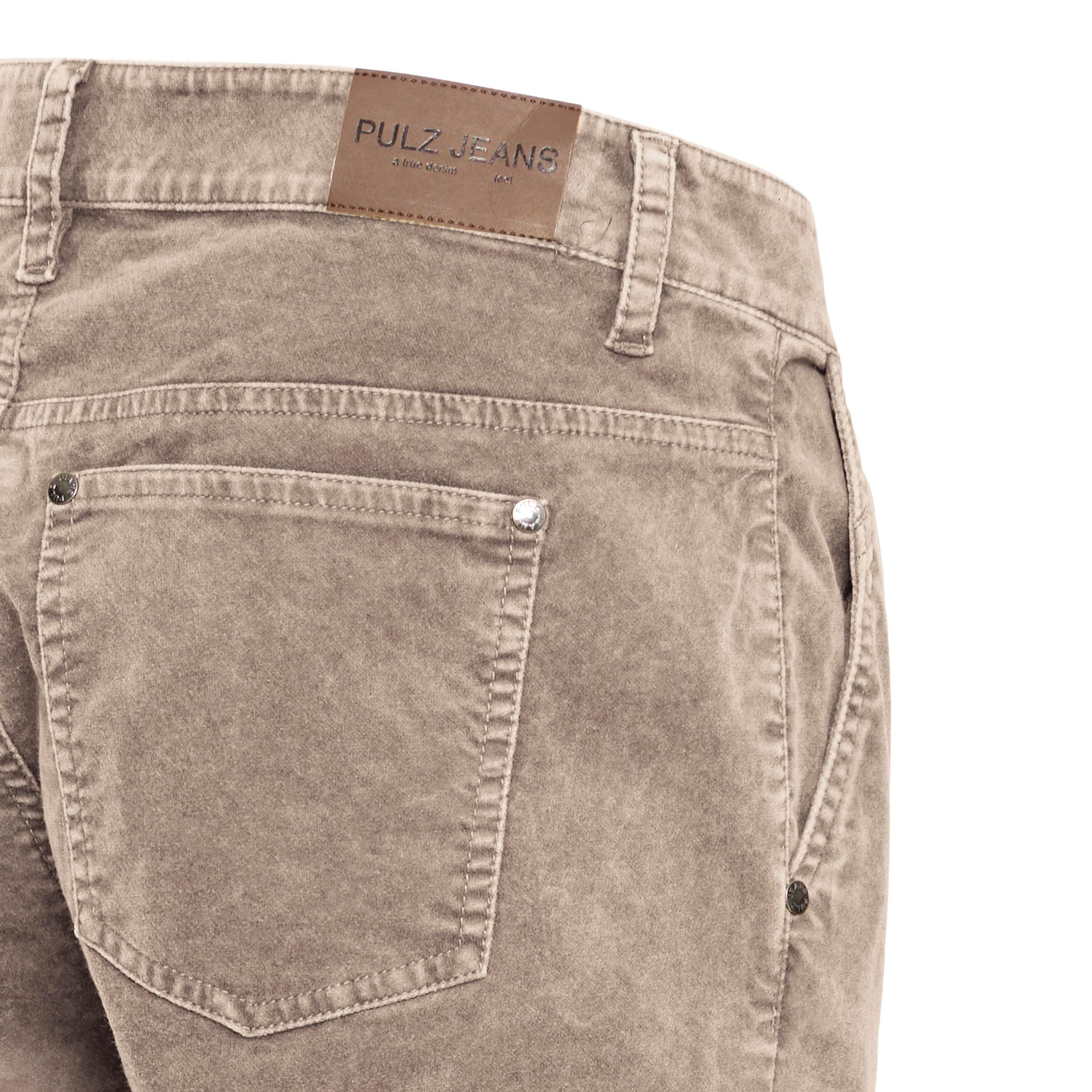 Nærbillede af baglomme med nitter og brunt Pulz Jeans logomærke på brune bukser i Walnut