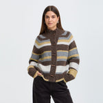 Model i knappet brun stribet cardigan fra Pulz med høj krave, set forfra