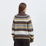 Model i brun stribet cardigan fra Pulz med raglanærmer og ribkant, set bagfra