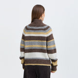 Model i brun stribet cardigan fra Pulz med raglanærmer og ribkant, set bagfra