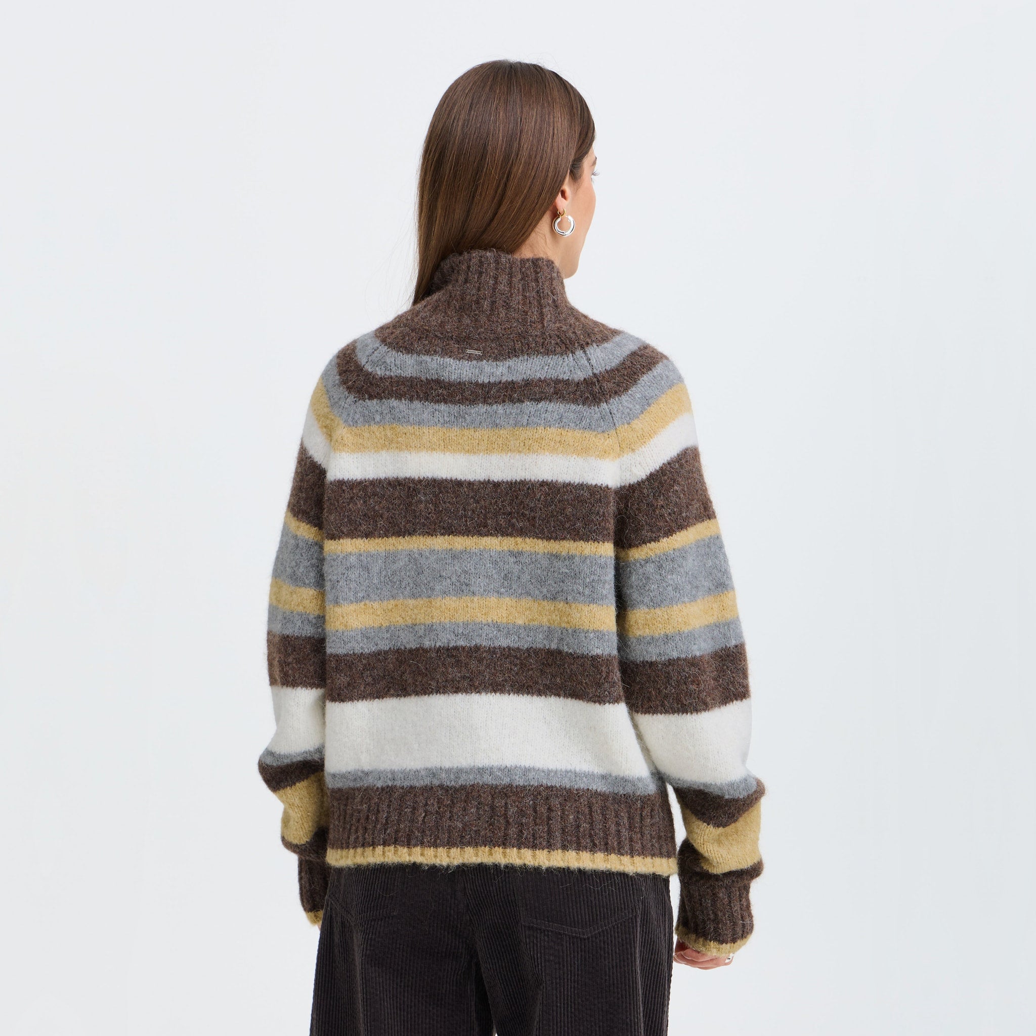 Model i brun stribet cardigan fra Pulz med raglanærmer og ribkant, set bagfra