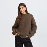 Model i brun Georgie pullover fra Pulz i farven Espresso med høj hals, set forfra
