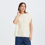 Model i beige vest Georgie Slipover fra Pulz stylet med blå jeans, set forfra