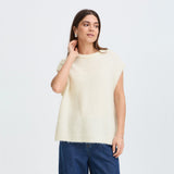 Model i beige vest Georgie Slipover fra Pulz stylet med blå jeans, set forfra