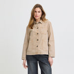 Model i beige jakke Gianni Casual Jacket fra Pulz med mørke jeans, set forfra