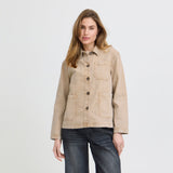 Model i beige jakke Gianni Casual Jacket fra Pulz med mørke jeans, set forfra