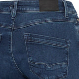 Nærbillede af baglomme og Pulz Jeans-mærke på linningen af mørkeblå jeans