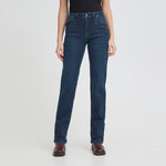 Model i mørkeblå straight leg jeans med høj talje fra Pulz set forfra