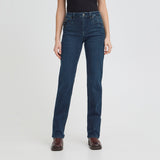 Model i mørkeblå straight leg jeans med høj talje fra Pulz set forfra
