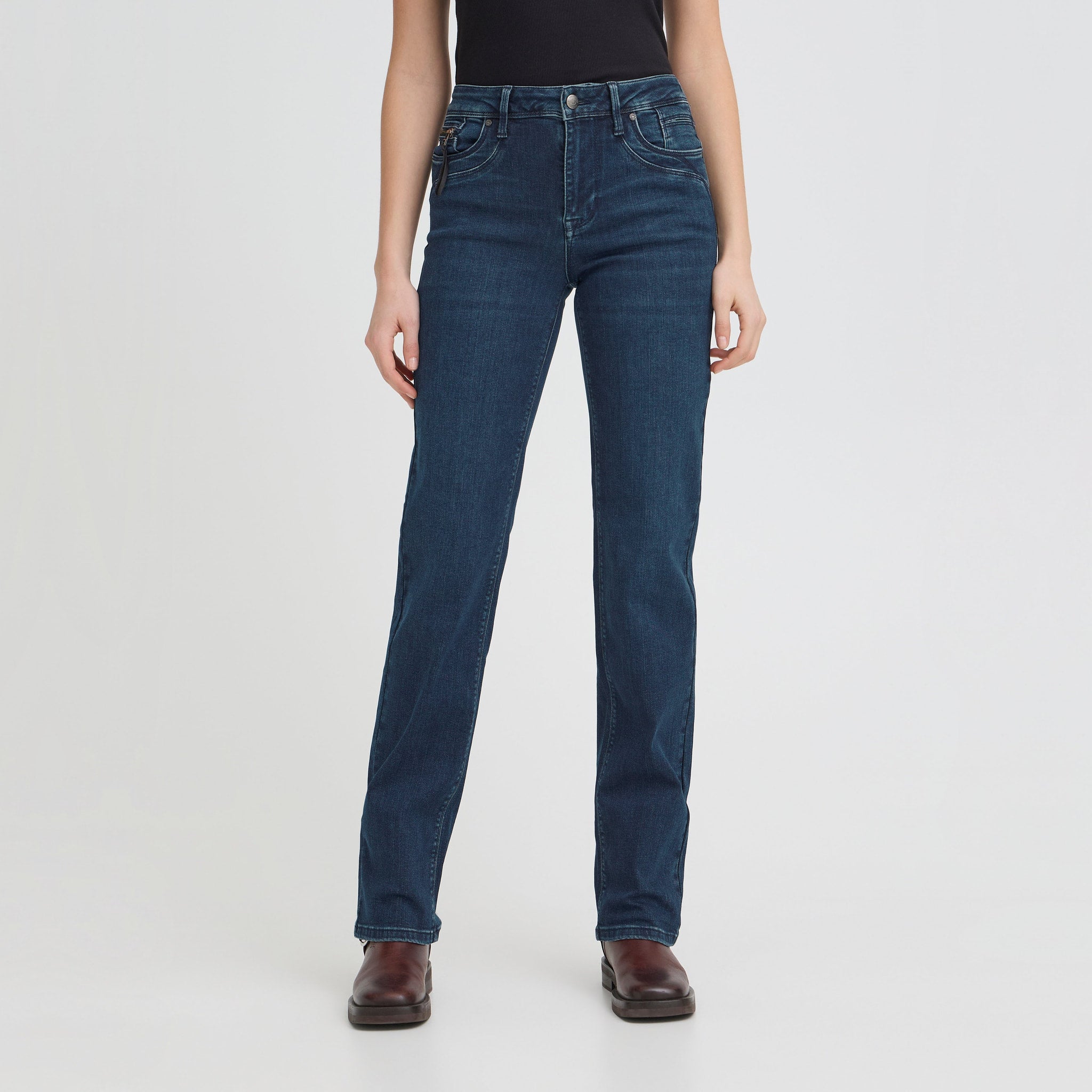 Model i mørkeblå straight leg jeans med høj talje fra Pulz set forfra