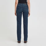 Model i mørkeblå Karolina jeans fra Pulz set bagfra med lige ben