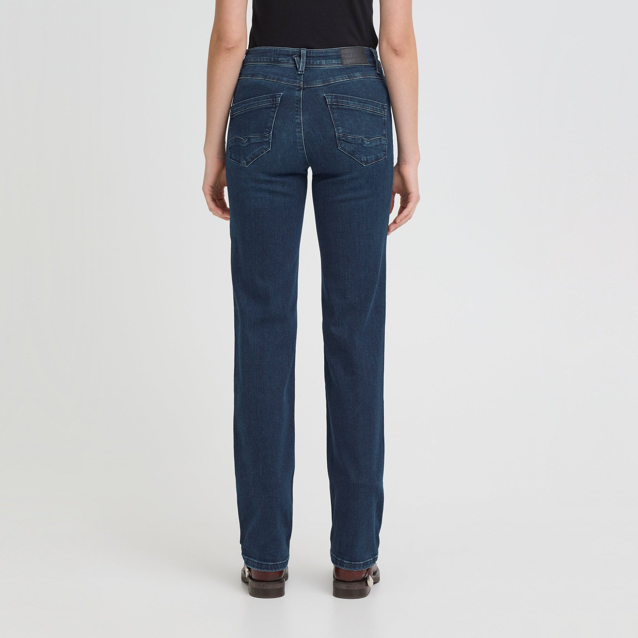 Model i mørkeblå Karolina jeans fra Pulz set bagfra med lige ben