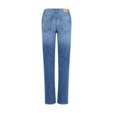 Mellemblå straight leg jeans fra Pulz set bagfra med to baglommer og brunt mærke på linningen