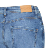 Nærbillede af baglomme, kontrastsømme og PULZ JEANS-mærke på blå jeans i Medium Blue Denim
