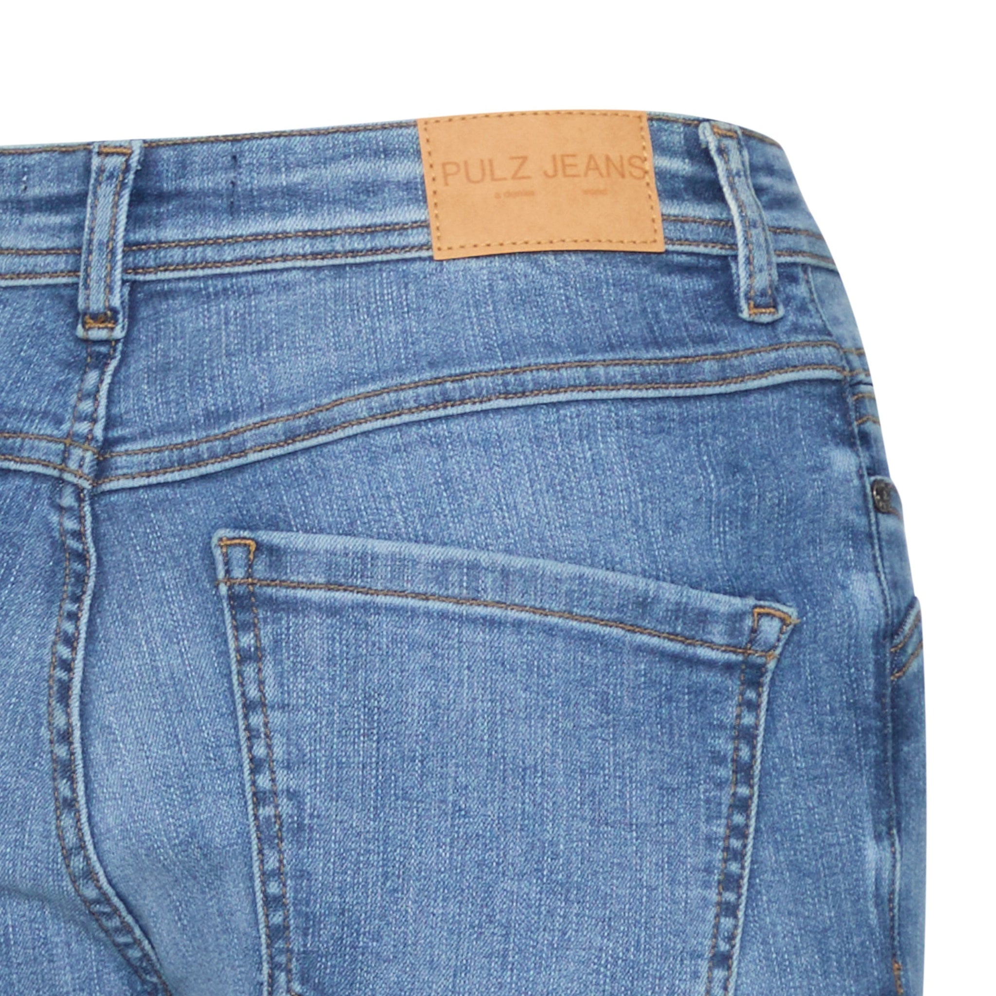 Nærbillede af baglomme, kontrastsømme og PULZ JEANS-mærke på blå jeans i Medium Blue Denim