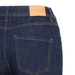 Nærbillede af baglomme, bæltestropper og PULZ JEANS-mærke på navy jeans