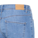 Nærbillede af baglomme og Pulz Jeans-mærkat på lyseblå Kayla jeans