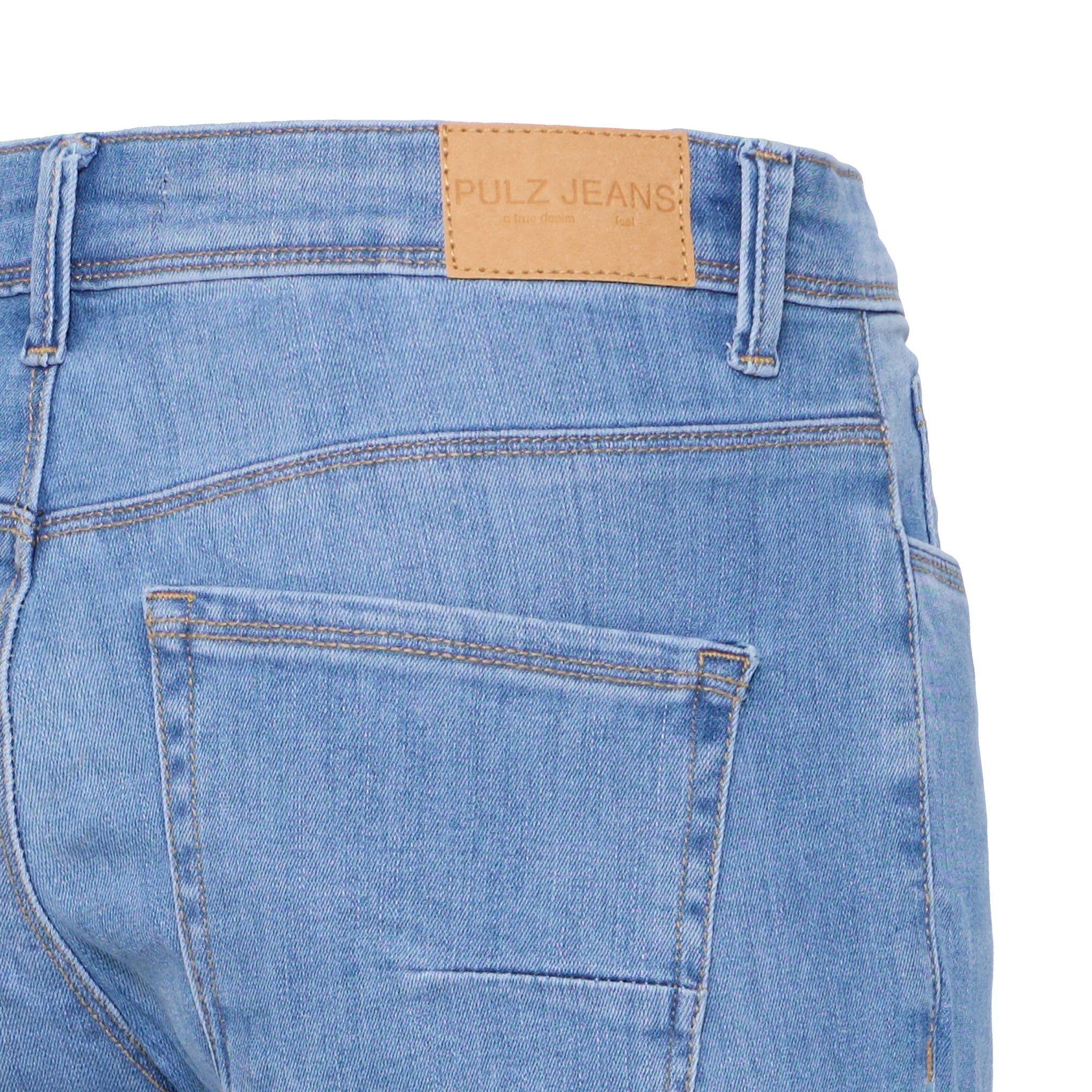 Nærbillede af baglomme og Pulz Jeans-mærkat på lyseblå Kayla jeans