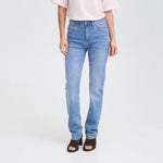 Model i lyseblå Kayla straight leg jeans med høj talje set forfra