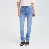 Model i lyseblå Kayla straight leg jeans med høj talje set forfra