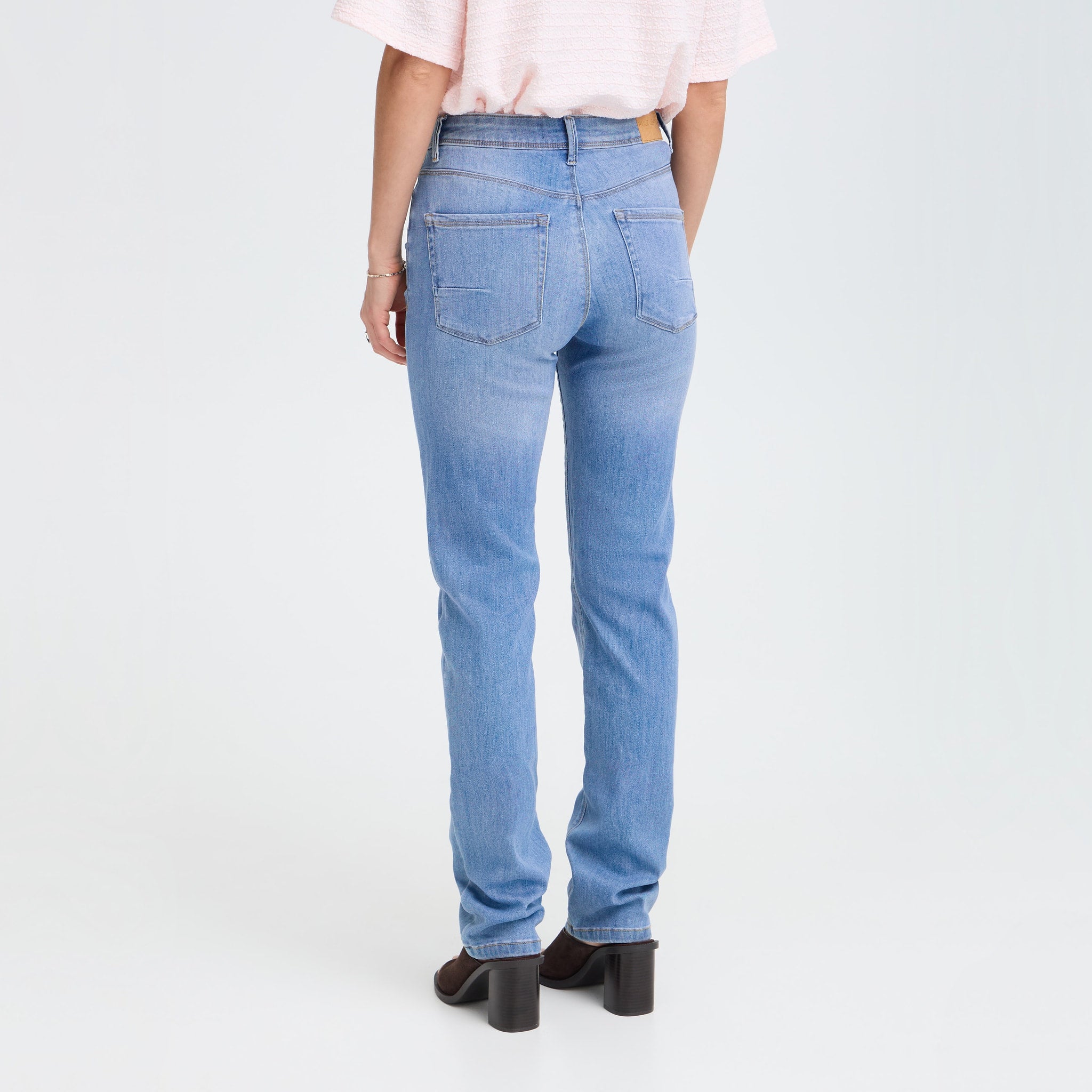Model i lyseblå Kayla straight leg jeans fra Pulz set bagfra