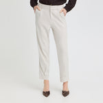 Model i beige Luca HW Ankle Pant set forfra med hænderne i sidelommerne