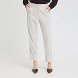 Model i beige Luca HW Ankle Pant set forfra med hænderne i sidelommerne