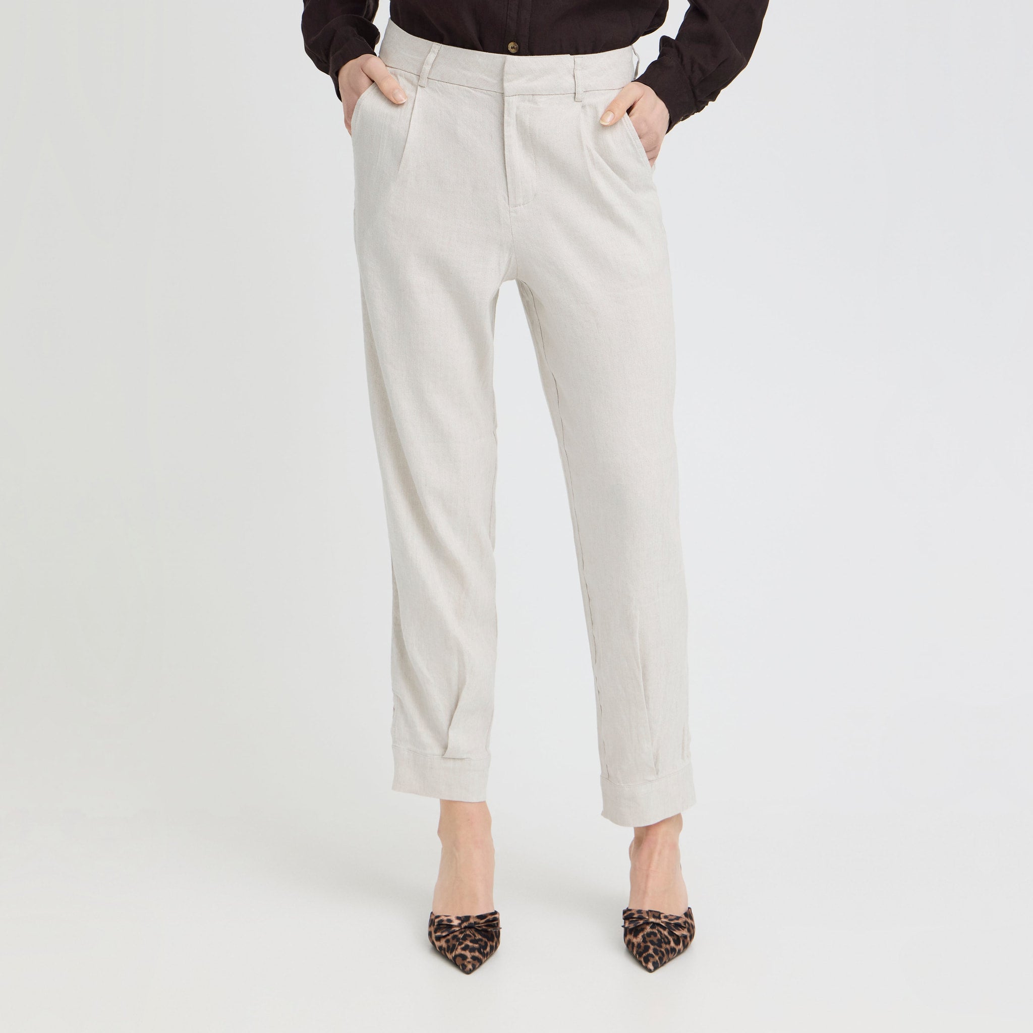 Model i beige Luca HW Ankle Pant set forfra med hænderne i sidelommerne