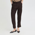 Model i brune ankellange bukser fra Pulz set forfra, stylet med beige top