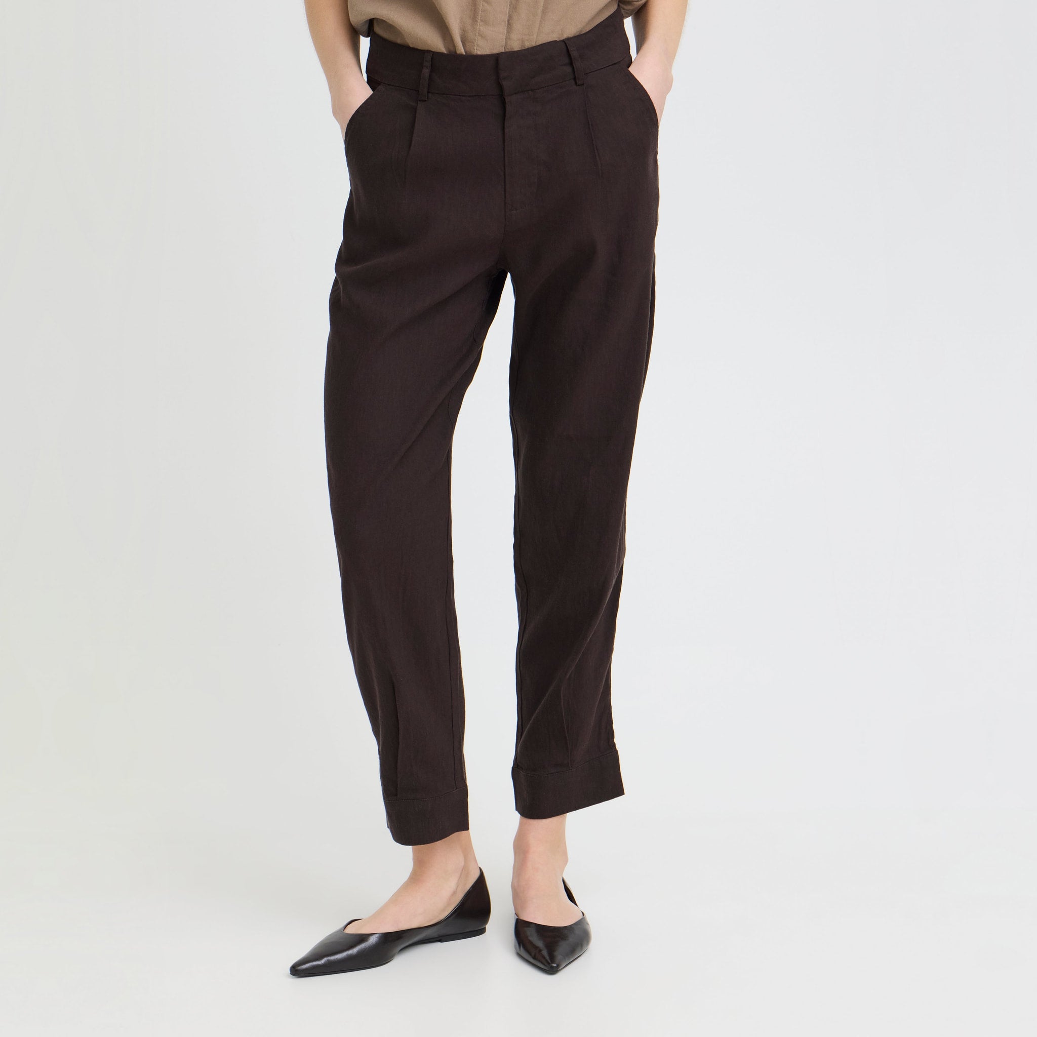 Model i brune ankellange bukser fra Pulz set forfra, stylet med beige top