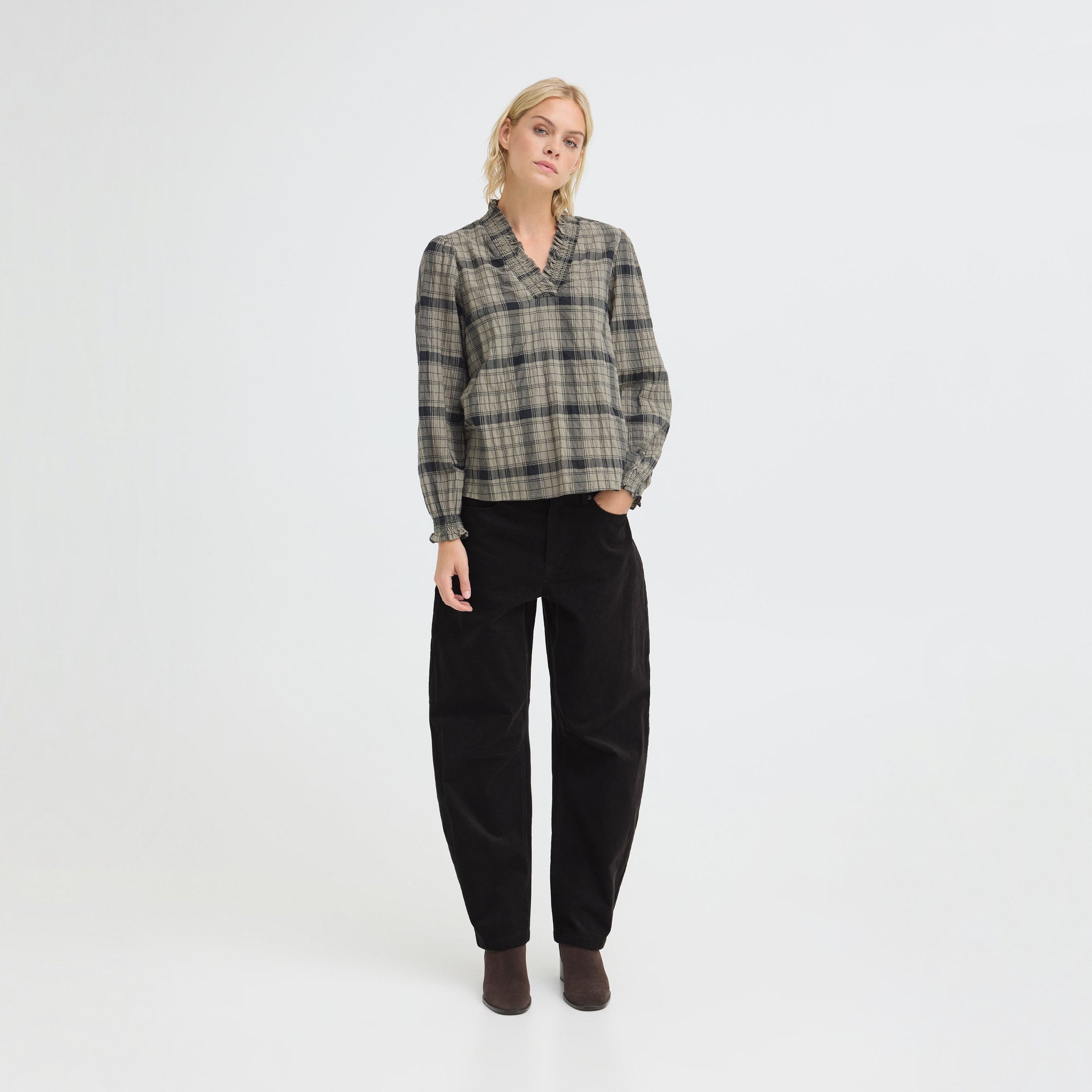 Model i brune barrel leg bukser i fløjl fra Pulz i farven Espresso, set forfra i hel figur