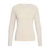 Beige Sara Boatneck pullover fra Pulz i ribstrik med bådudskæring og lange ærmer, set forfra
