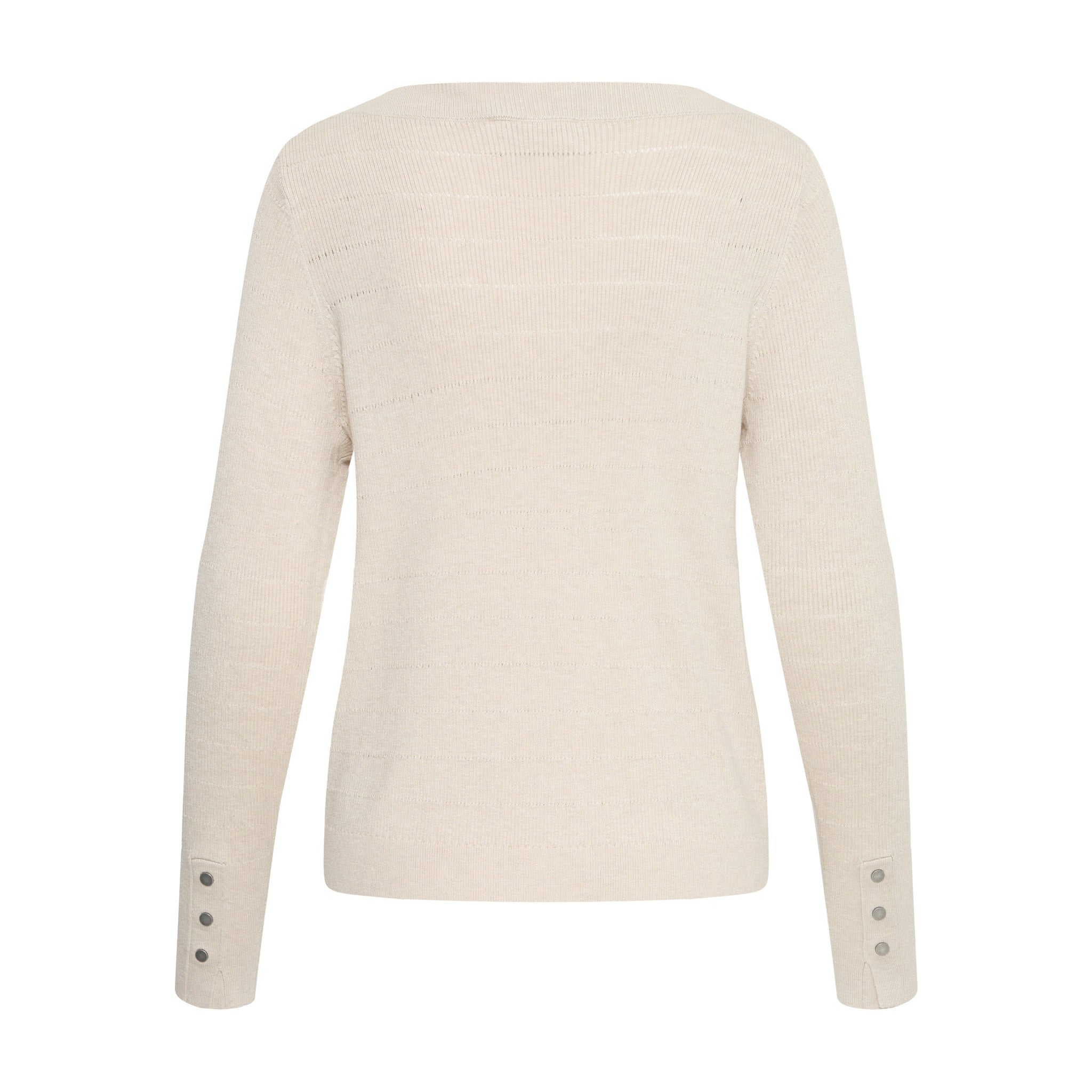 Beige Sara Boatneck pullover fra Pulz set bagfra med tre sølvfarvede knapper ved ærmekanterne
