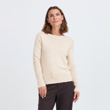 Model i beige Sara pullover fra Pulz med bådudskæring, set forfra