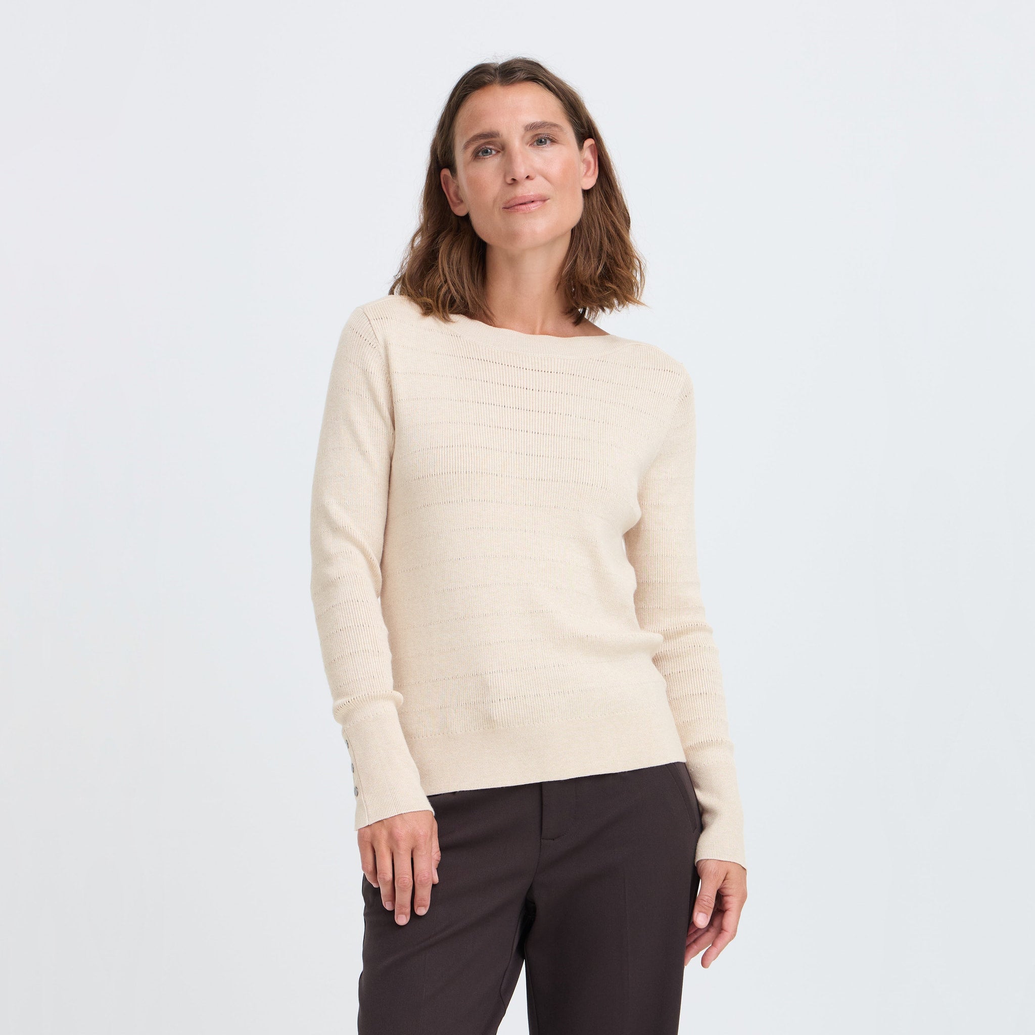 Model i beige Sara pullover fra Pulz med bådudskæring, set forfra