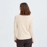 Model i beige Sara pullover fra Pulz set bagfra med knapdetalje ved ærmekanterne