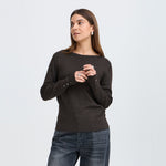 Model i brun Sara pullover i farven Espresso stylet med grå jeans, set forfra